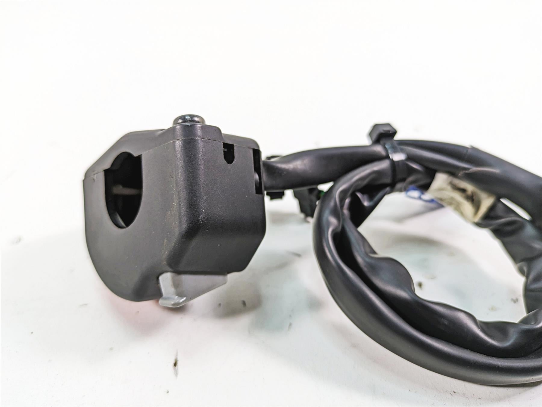 2007 Yamaha R1 YZFR1 Right Hand Kill Start Control Switch 4C8-83973-00-00 {{ shop.shopifyCountryName }} - Mototech271