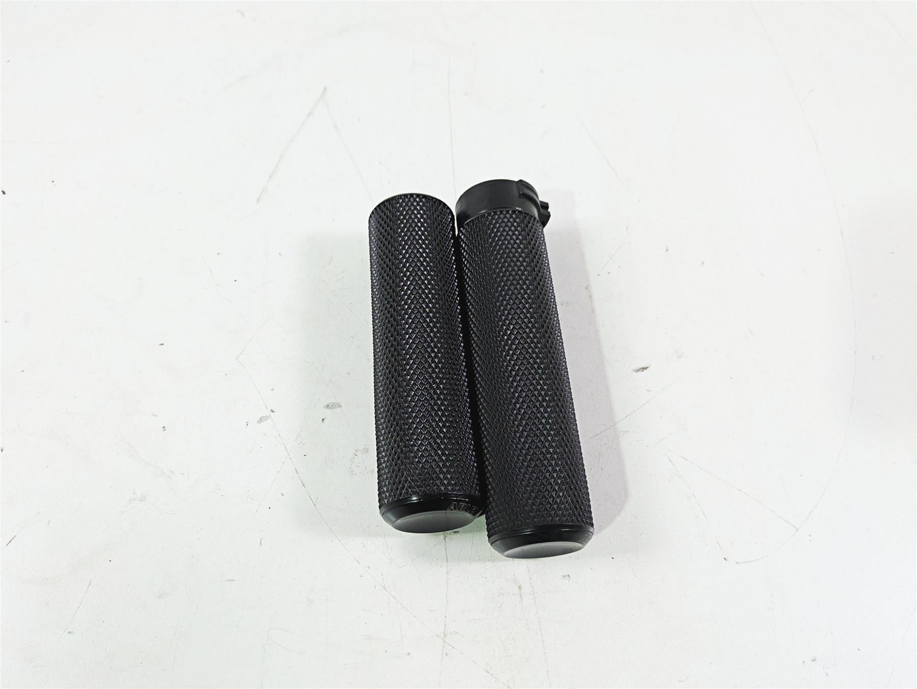 2010 Harley VRSCF Muscle Rod Arlen Ness Hand Grip Set {{ shop.shopifyCountryName }} - Mototech271