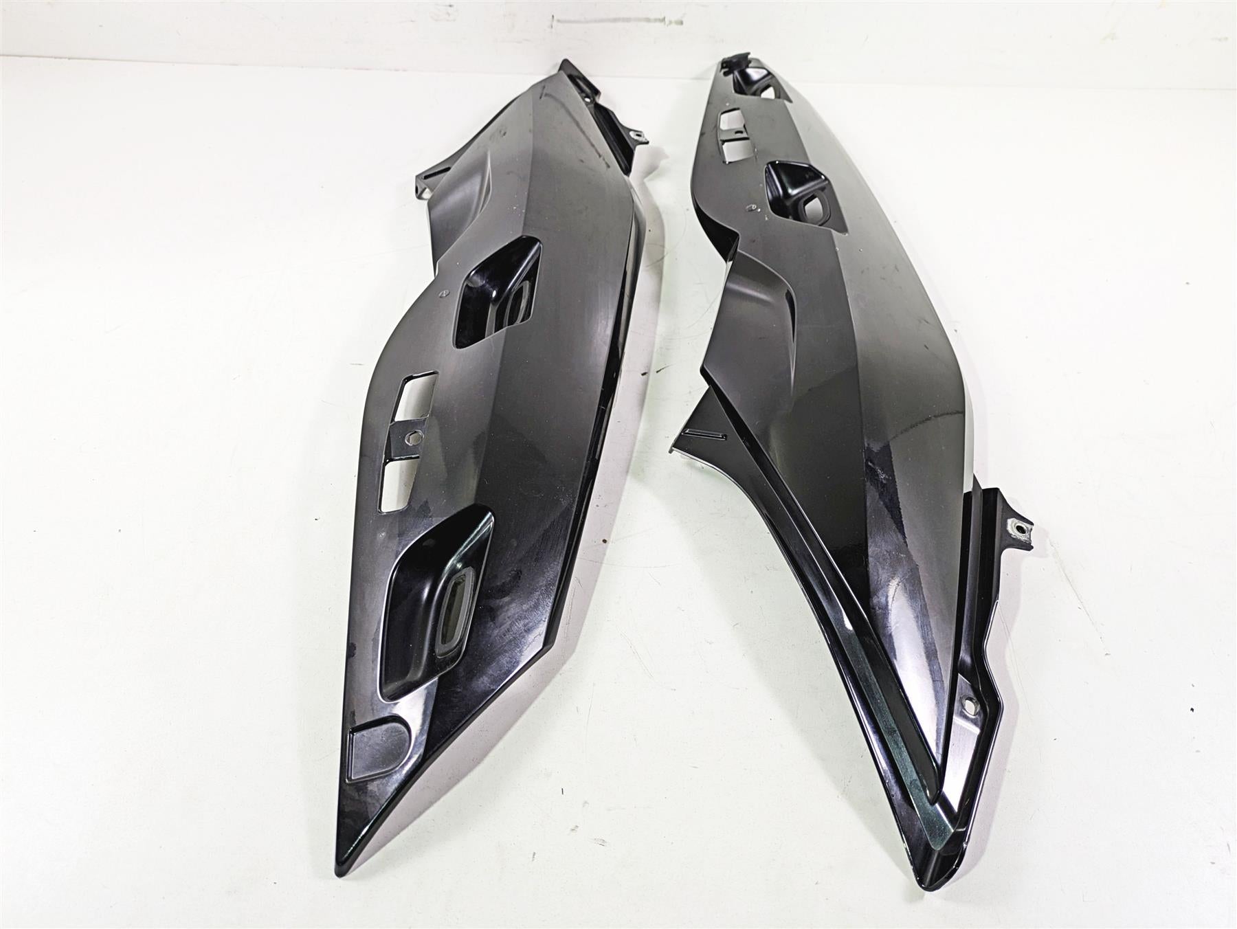 2009 BMW R1200RT K26 Tail Fairing Cover Cowl Set 46637681571 46637681572 {{ shop.shopifyCountryName }} - Mototech271