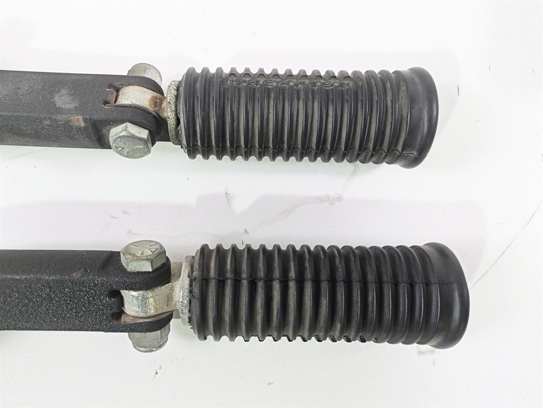 2010 Harley Dyna FXDB Street Bob Rear Passenger Footpeg Set 49224-06A 49230-06 {{ shop.shopifyCountryName }} - Mototech271