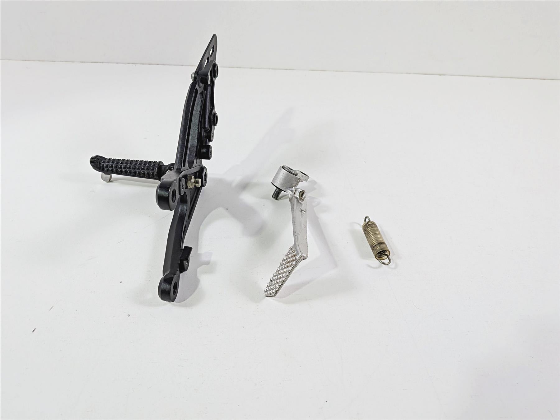 2008 Yamaha YZF R1 RN19 Front Right Foot Peg & Brake Pedal 4C8-27443-00-00 {{ shop.shopifyCountryName }} - Mototech271