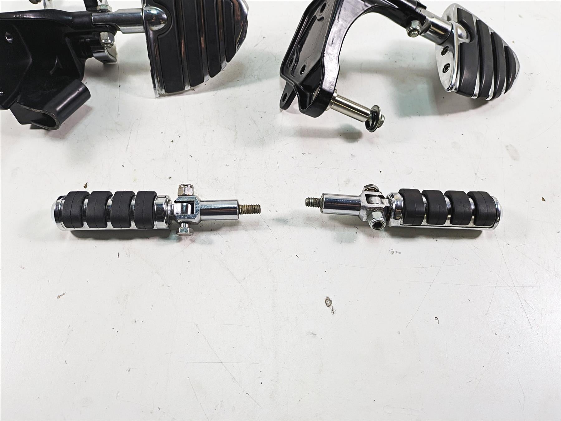 2000 Harley FXSTS Softail Springer Front Rear Footpeg & Shifter Set 33683-00 {{ shop.shopifyCountryName }} - Mototech271