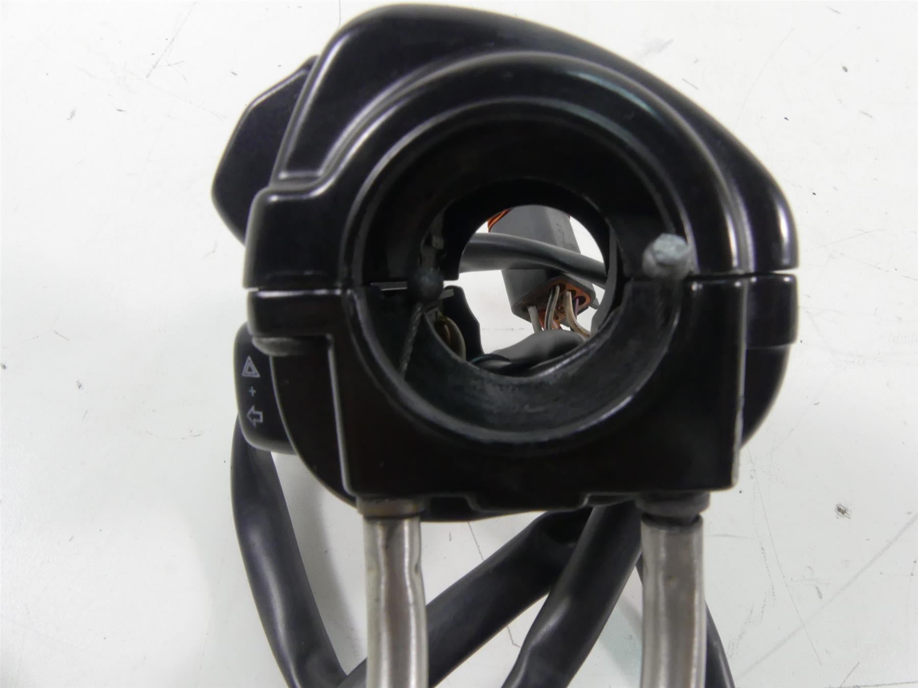 2004 Harley Softail FLSTFI Fat Boy Right Control Switch Start Stop 71684-06A {{ shop.shopifyCountryName }} - Mototech271
