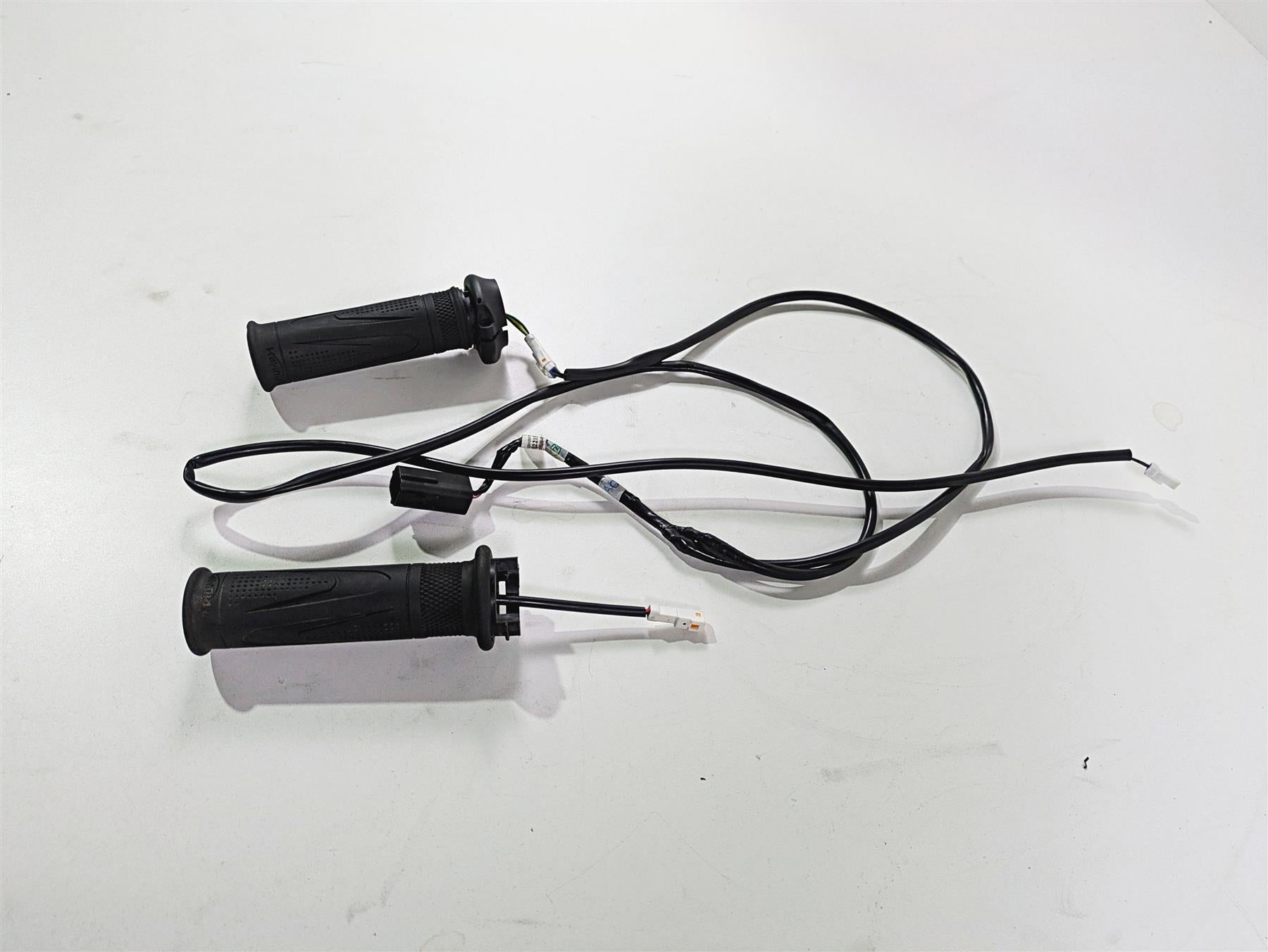 2024 Triumph Tiger 900 GT Heated Hand Grips Throttle & Sensor Set T2042078 {{ shop.shopifyCountryName }} - Mototech271