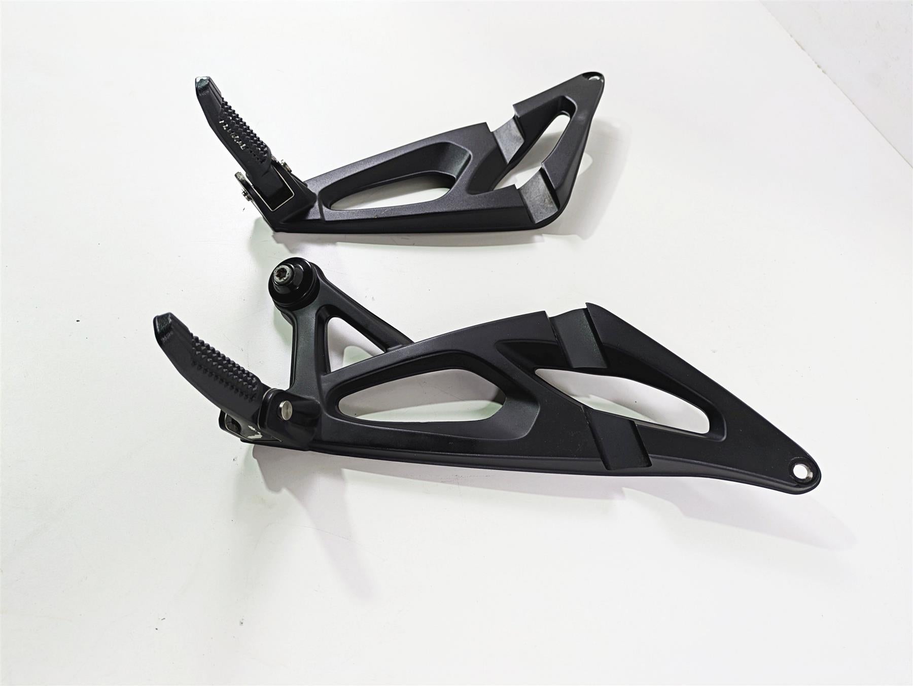 2014 BMW K1300S K40 Passenger Footpeg Foot Peg Set 46717715783 46717715784 {{ shop.shopifyCountryName }} - Mototech271