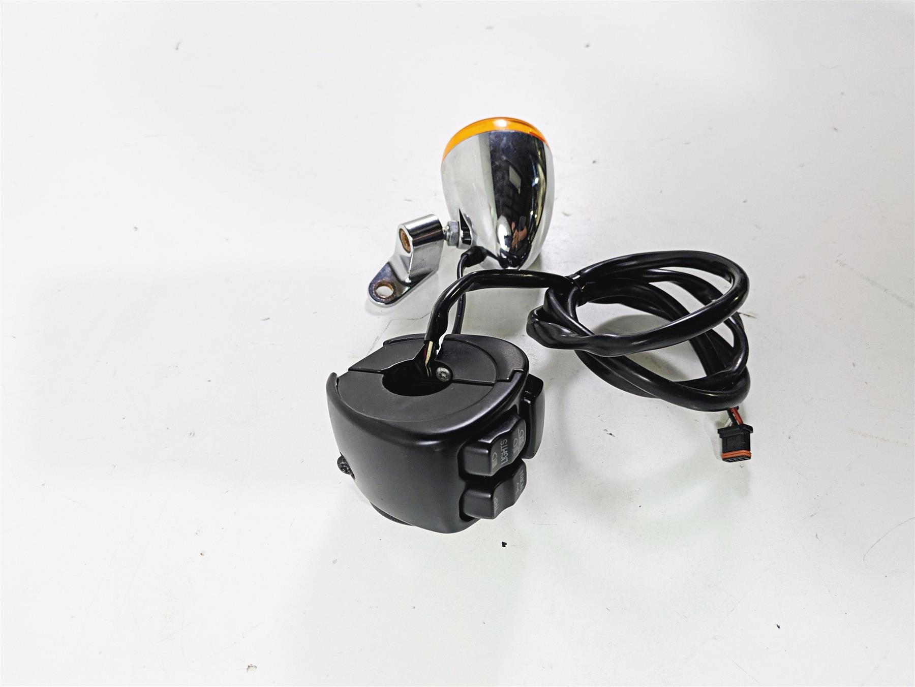2015 Harley FXDF Dyna Fat Bob Left Hand Control Switch Light Blinker 72943-12A {{ shop.shopifyCountryName }} - Mototech271