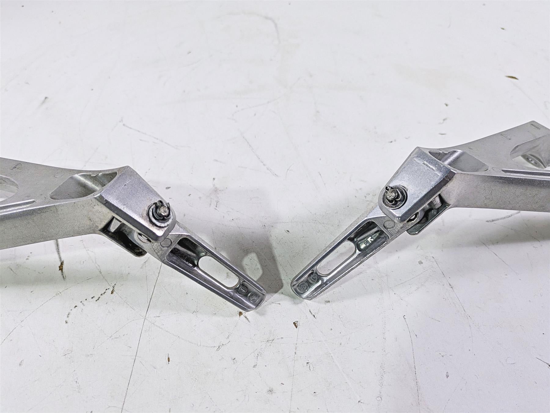 2008 Honda CBR1000RR SC59 Rear Passenger Footpeg Set 50750-MFL-000 50760-MFL-000 {{ shop.shopifyCountryName }} - Mototech271
