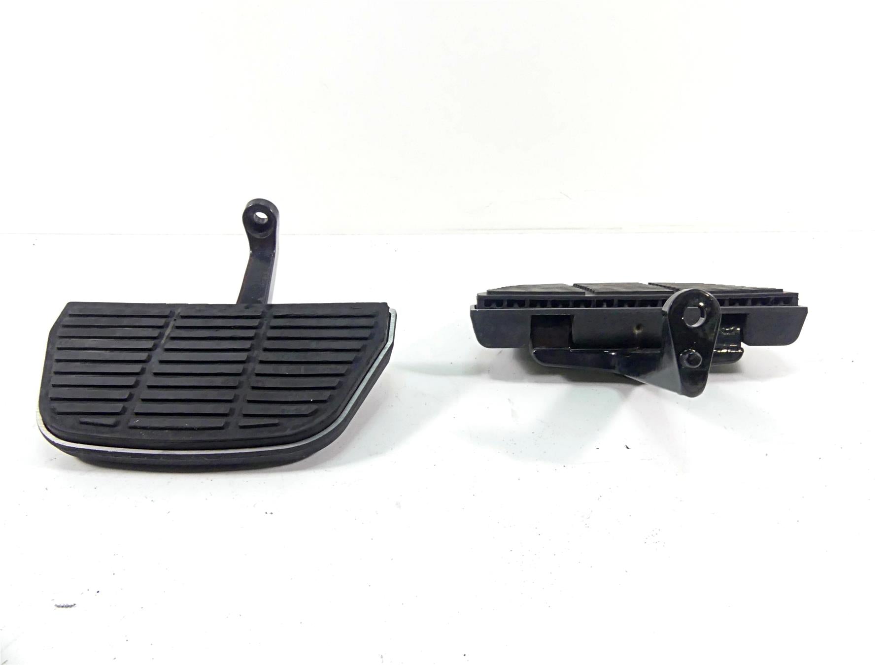 2003 Harley Touring FLHTCI E-Glide 100TH Rear Floor Board Set 52719-93B {{ shop.shopifyCountryName }} - Mototech271