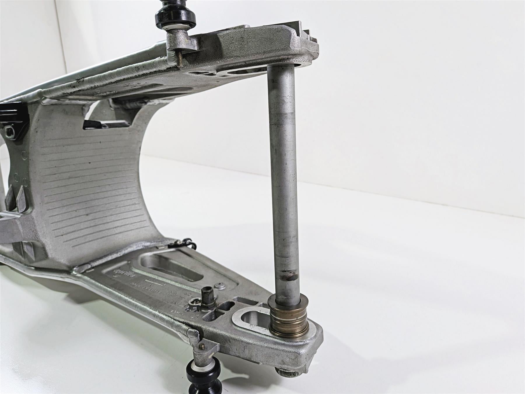 2016 Aprilia RSV 1100 Tuono V4 Factory Rear Swingarm Swing Arm & Axle 2B001289 {{ shop.shopifyCountryName }} - Mototech271