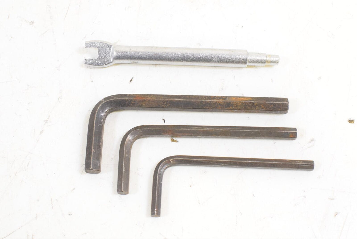 2000 Kawasaki VN1500 Vulcan Classic Tool Box Housing w Tools 32098-1109 {{ shop.shopifyCountryName }} - Mototech271
