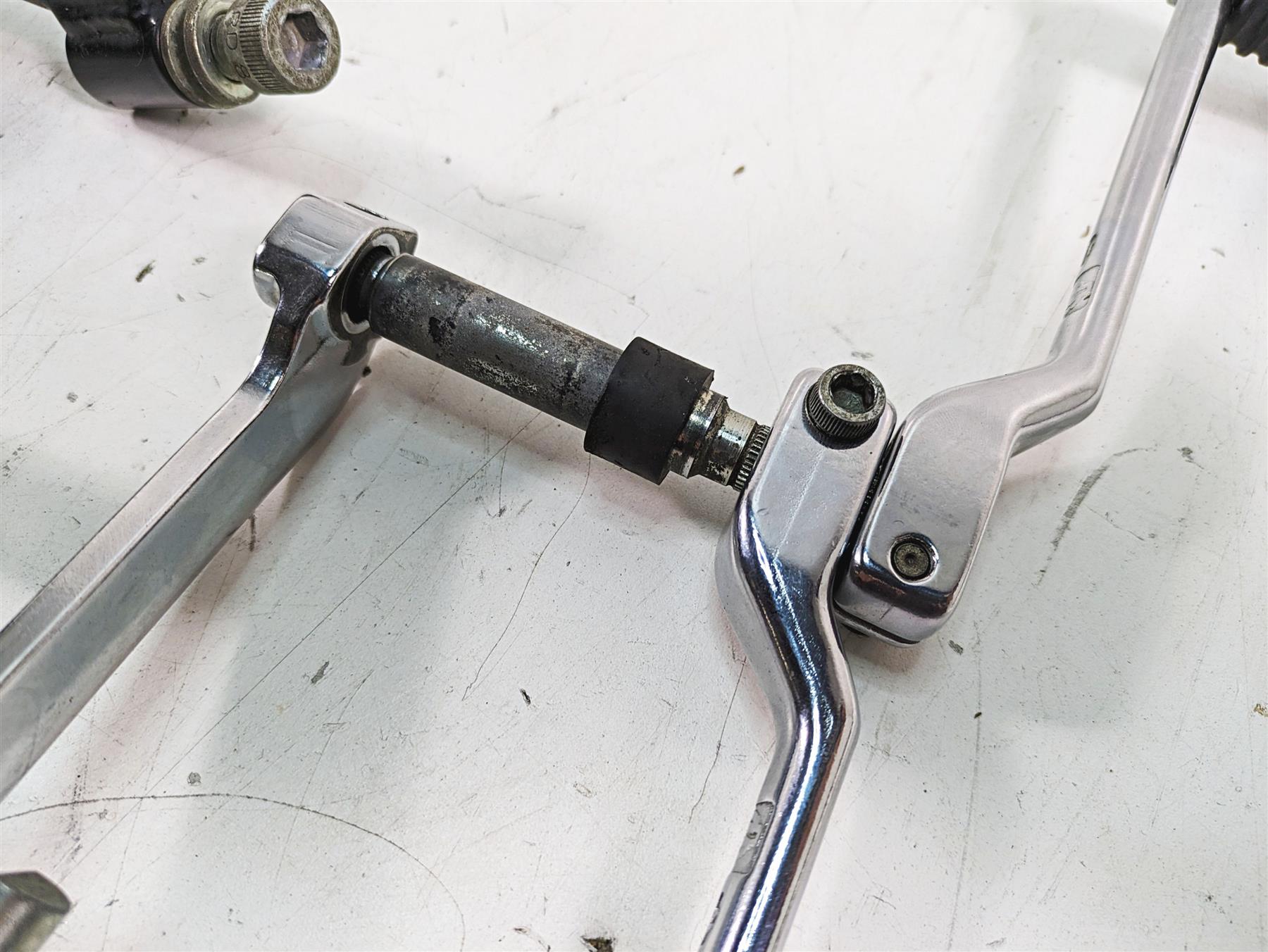 2008 Harley FLHTCU Electra Glide Left Bent Floor Board + Shift Lever 33895-82E {{ shop.shopifyCountryName }} - Mototech271