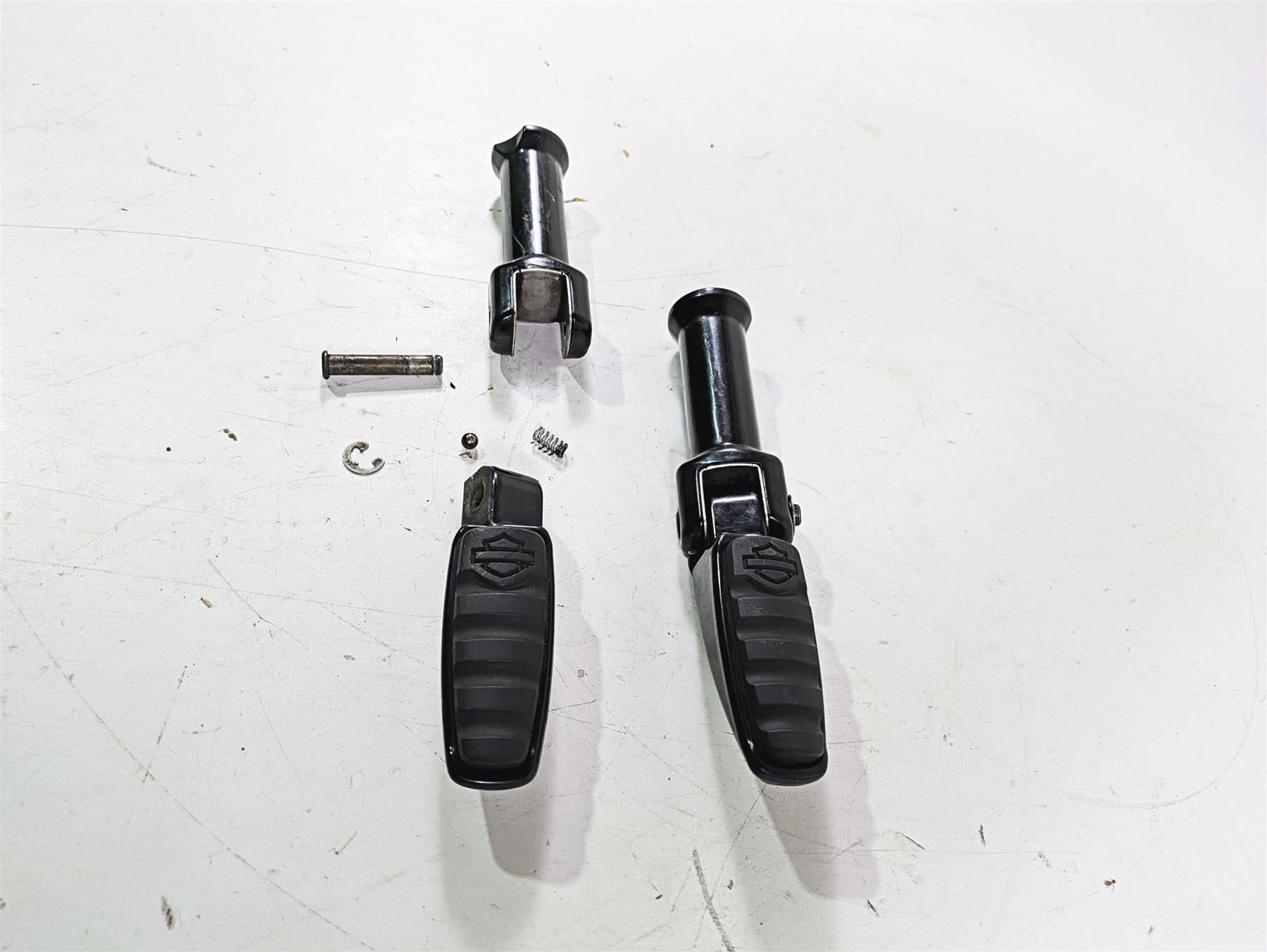 2018 Harley Softail FXFBS Fat Bob Passenger Livewire Footpeg Set - Read 50500762 {{ shop.shopifyCountryName }} - Mototech271