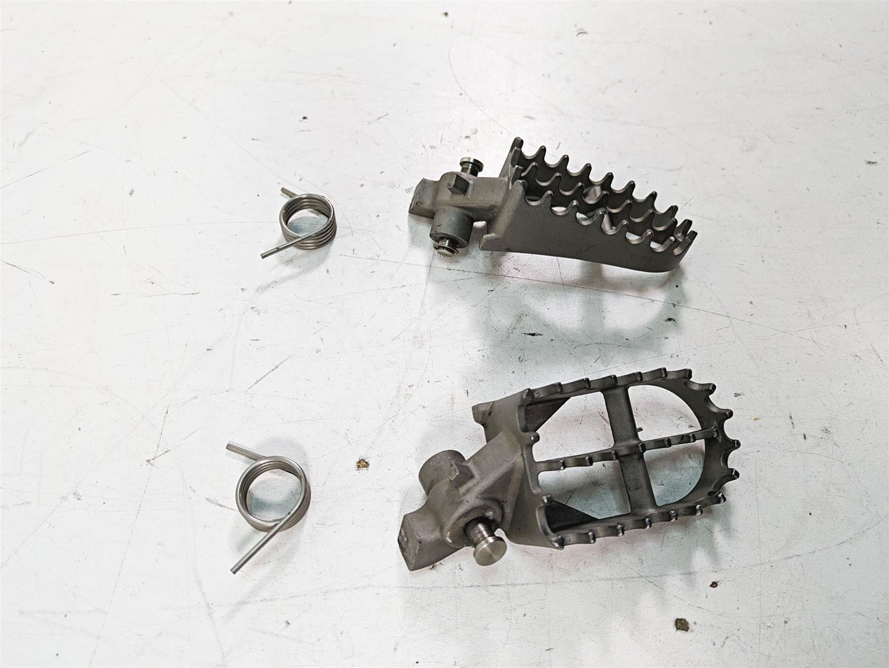 2007 BMW R1200GS K255 Adv Front Footpeg Foot Peg Rest Set 46717694557 {{ shop.shopifyCountryName }} - Mototech271