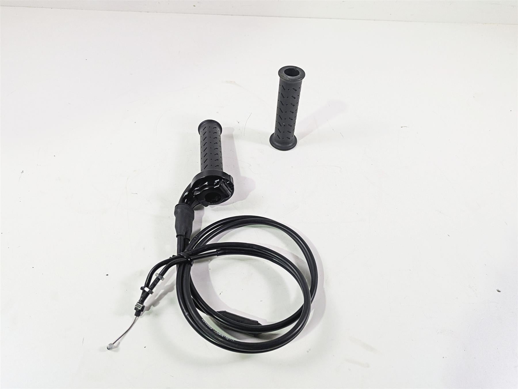 2013 Triumph Bonneville Throttle Cables & Grip Set T2040252 T2040740 T2040254 {{ shop.shopifyCountryName }} - Mototech271