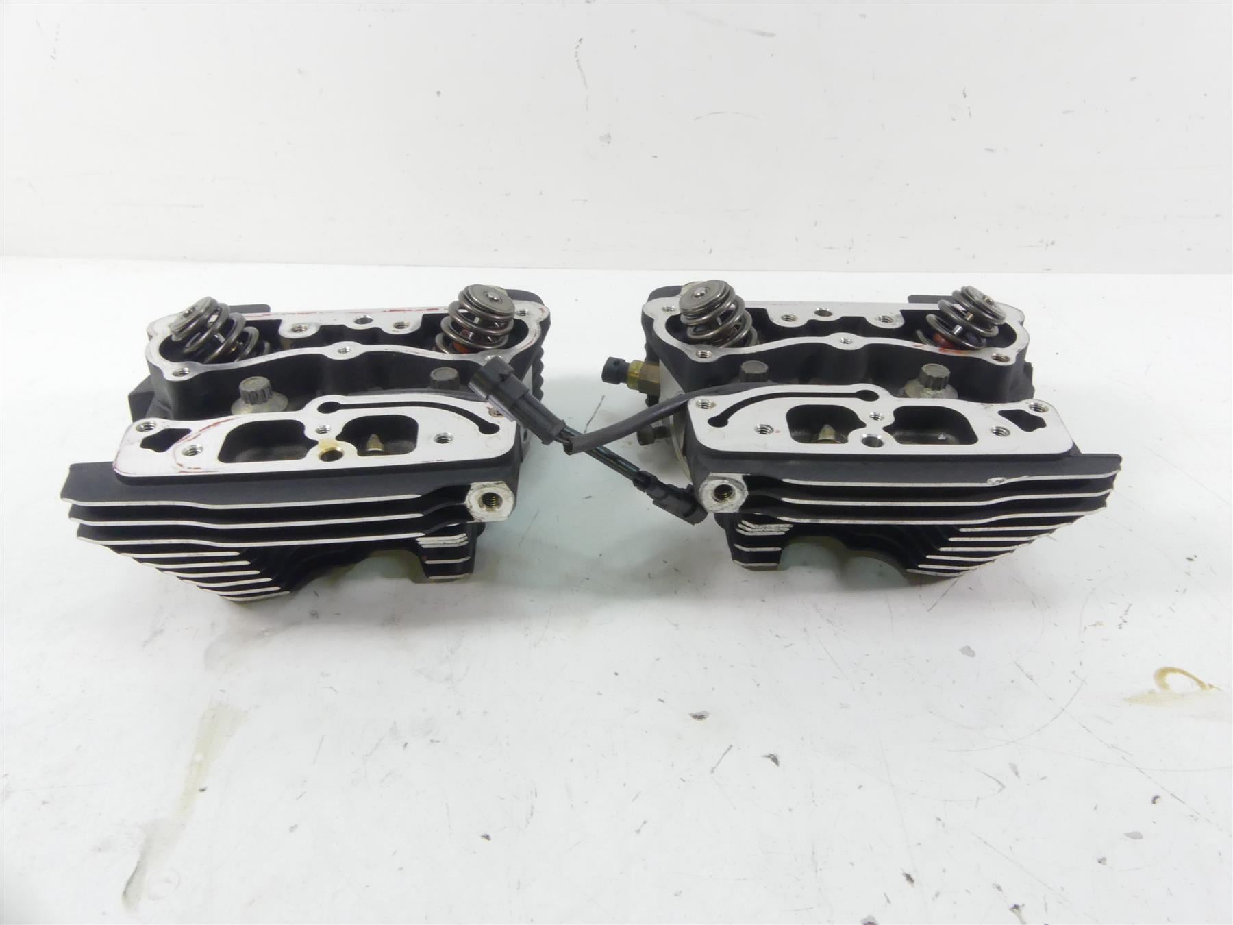 2013 Harley Touring FLHX Street Glide Cylinderheads Cylinder Head Set 17192-06B {{ shop.shopifyCountryName }} - Mototech271