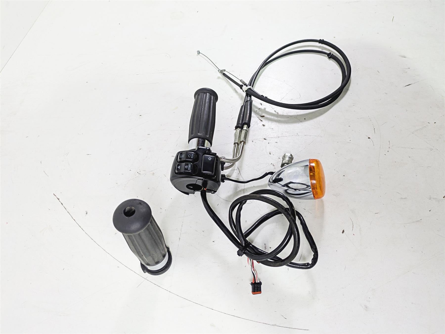 2015 Harley FXDL Dyna Low Rider Right Hand Control Switch 72944-12 {{ shop.shopifyCountryName }} - Mototech271