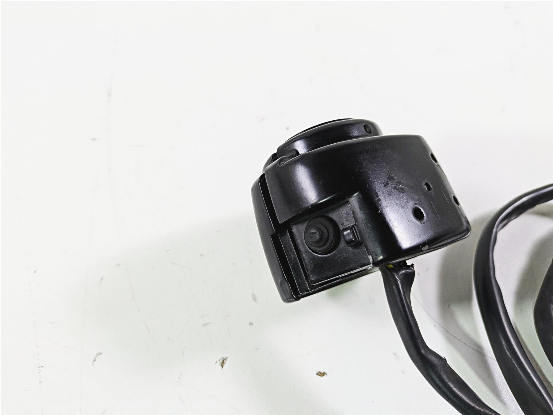 2008 Harley FLSTSB Cross Bones Left Hand Control Switch -No Plug 71682-06A {{ shop.shopifyCountryName }} - Mototech271