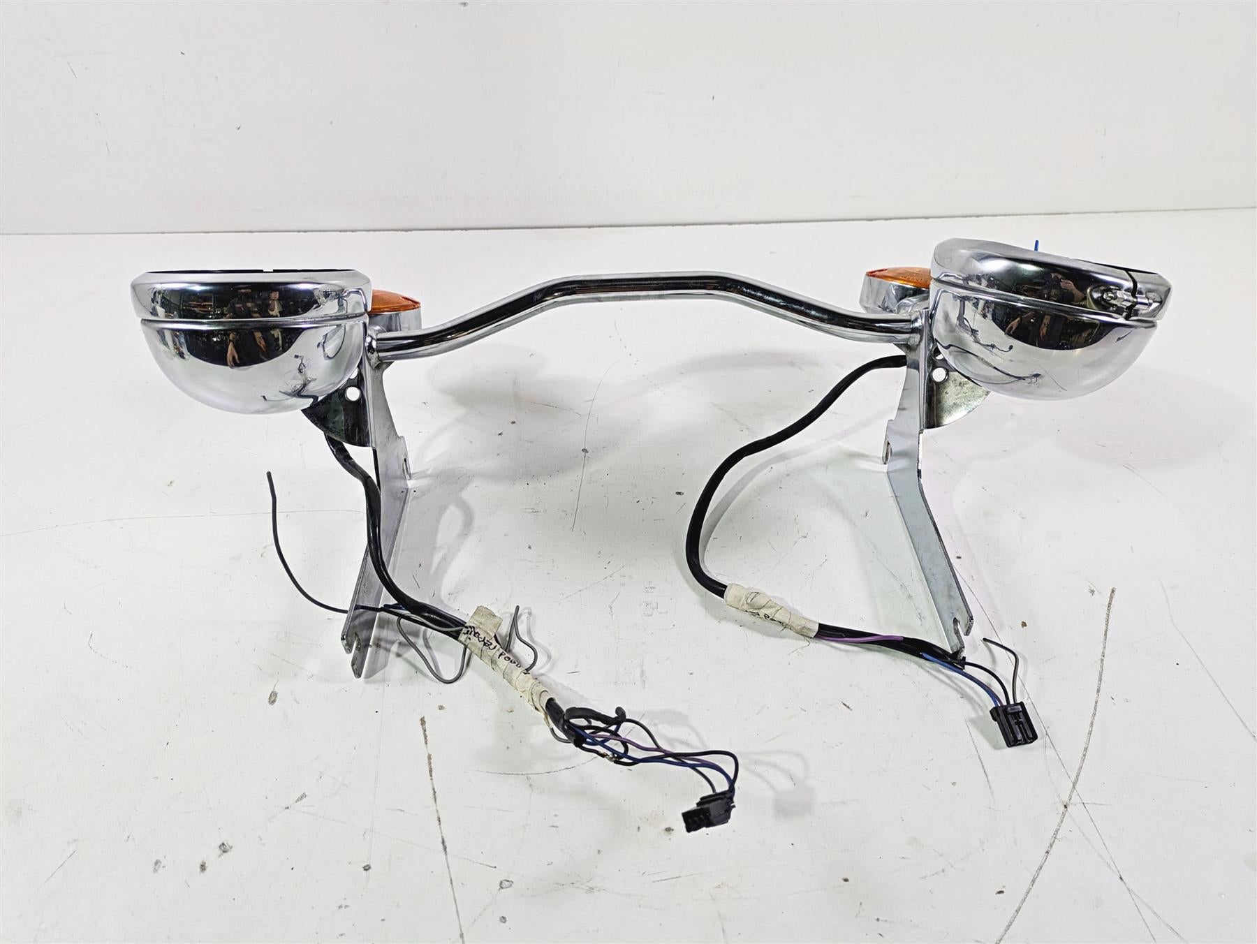 2008 Harley Touring FLHTP Electra Glide Front Blinker Spot Light Bar 68712-94A {{ shop.shopifyCountryName }} - Mototech271