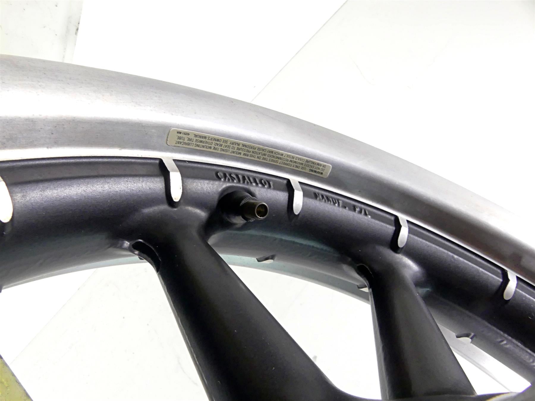 2004 Harley Touring FLHTCUI Electra Glide Front Wheel Rim 16x3 43345-00 {{ shop.shopifyCountryName }} - Mototech271
