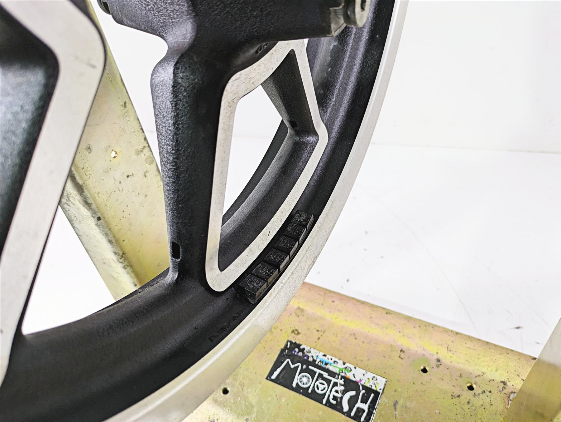 2015 Harley FXDL Dyna Low Rider Nice Oem Front Wheel Rim 19x2.5 Cast 43300280 {{ shop.shopifyCountryName }} - Mototech271