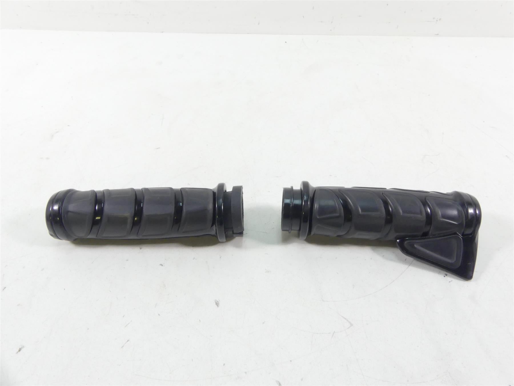 2019 Harley Softail FXBB Street Bob Kuryakyn Kinetic Grip Set Gloss Black 6353 | Mototech271