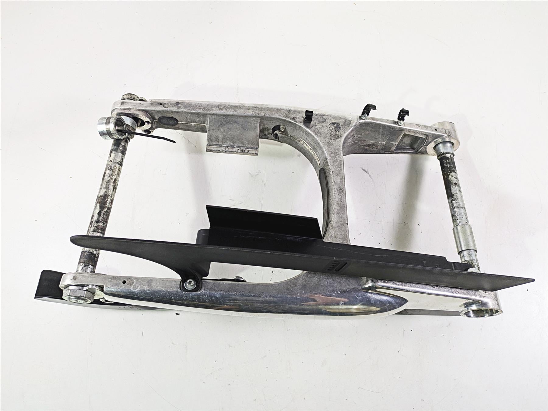 2006 Harley VRSCR Street V-Rod Rear Swingarm & Guards 48372-05 {{ shop.shopifyCountryName }} - Mototech271