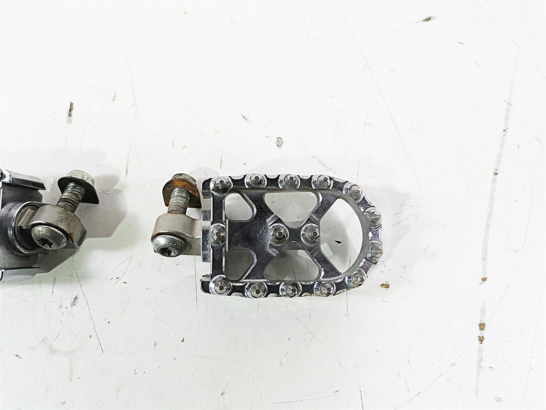 2015 Harley FXDL Dyna Low Rider FLO Grip Stunt Footpeg Rest Set FP-800V2 {{ shop.shopifyCountryName }} - Mototech271