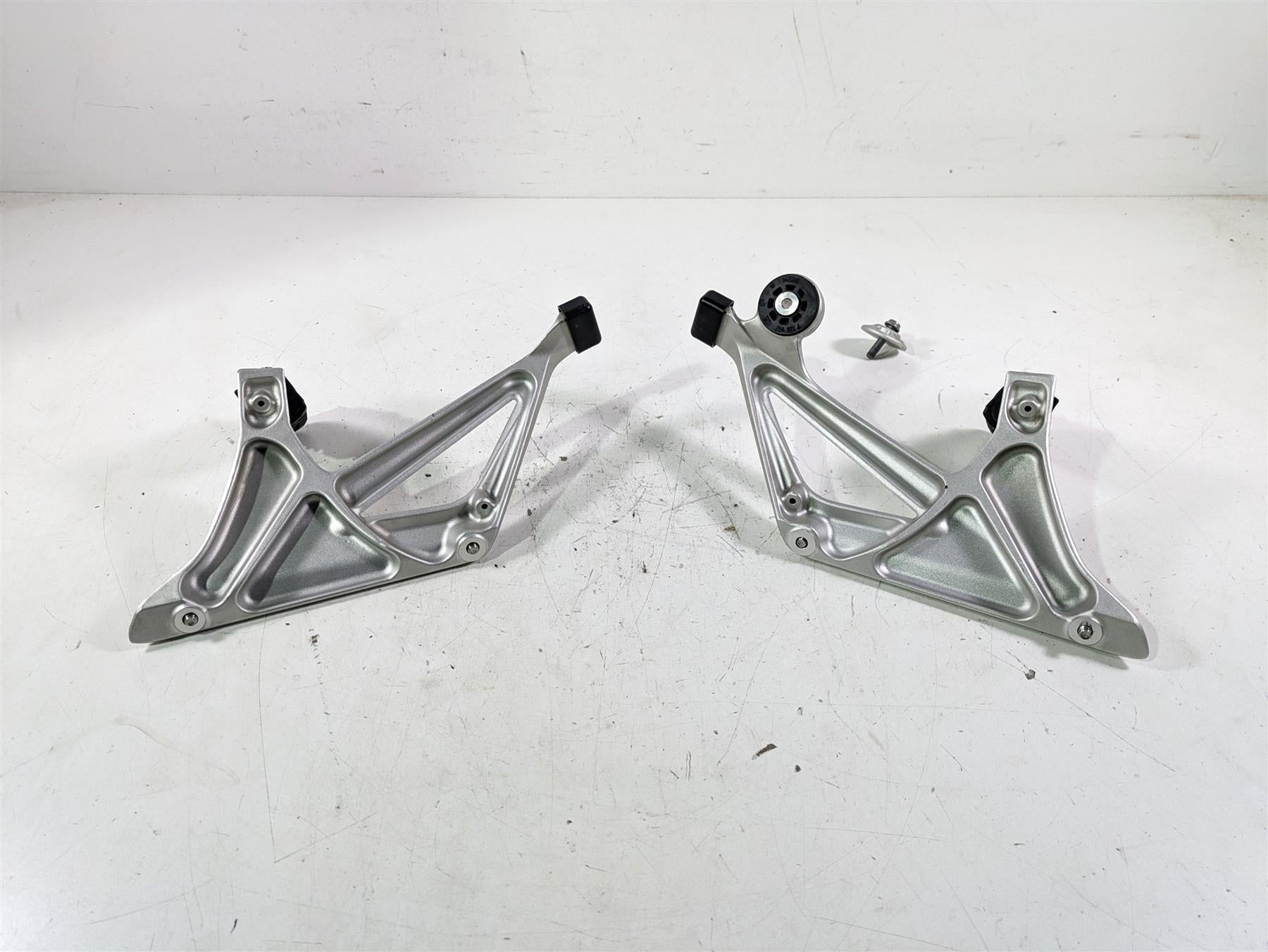 2022 BMW R1250 RT K052 Rear Passenger Foot Peg Rest Set 46718534789 46718534790 {{ shop.shopifyCountryName }} - Mototech271