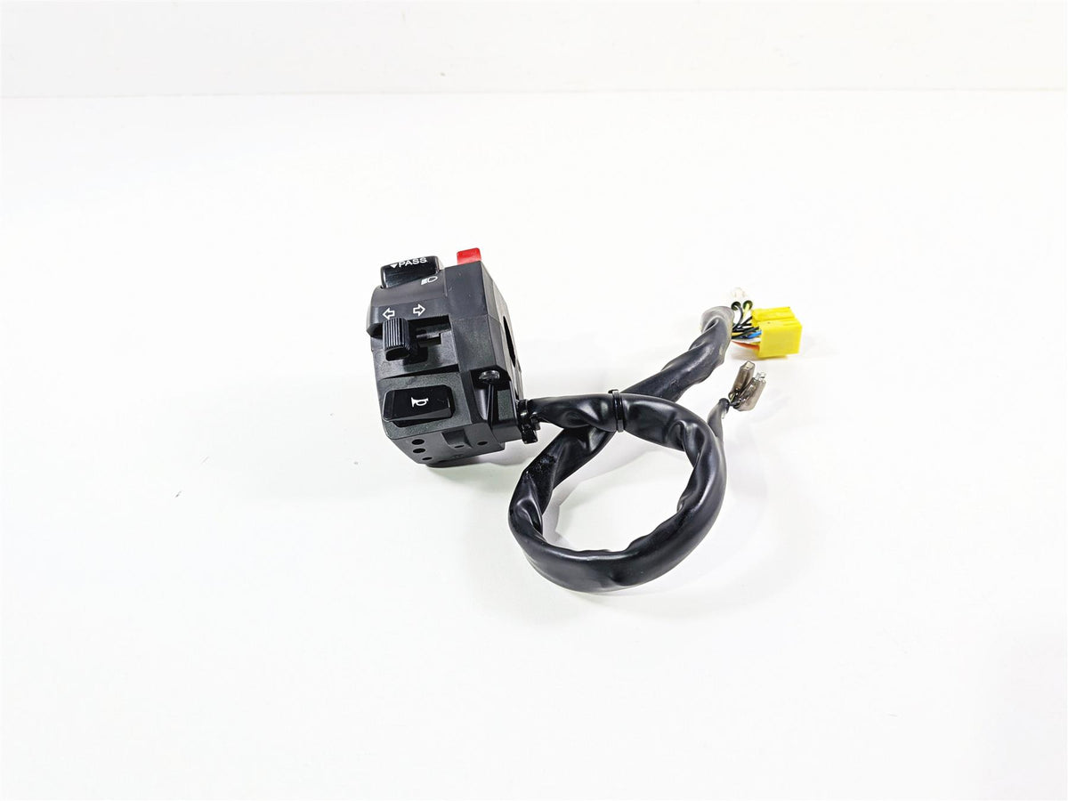 2024 Suzuki GSXR600 Left Hand Control Switch Light Blinker 37400-14J00 {{ shop.shopifyCountryName }} - Mototech271