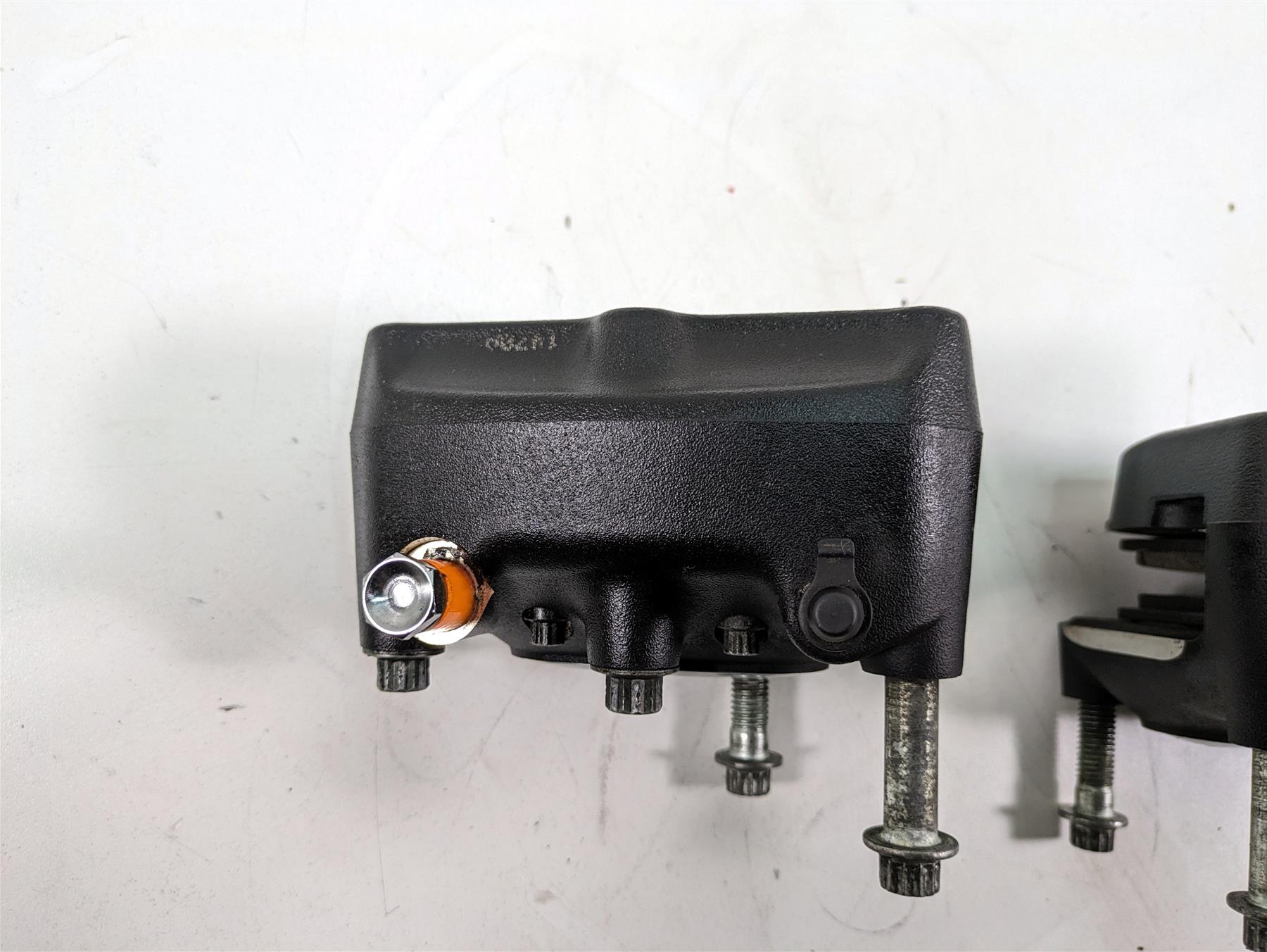 2000 Harley Dyna FXDL Low Rider Front Brake Caliper Set 44023-00C 44046-00D {{ shop.shopifyCountryName }} - Mototech271
