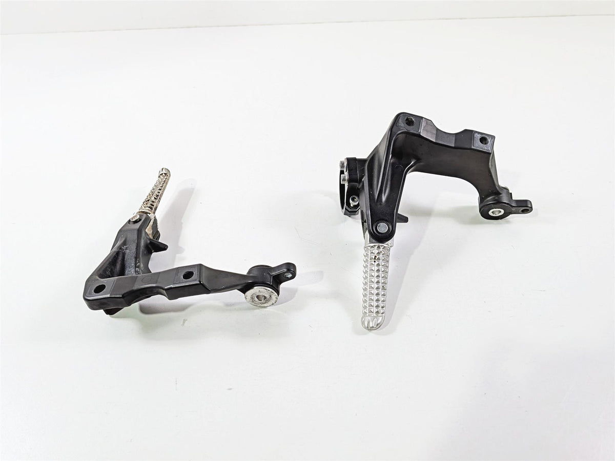 2009 Yamaha VMX17 V-Max 1700 Rear Passenger Footpeg Set - Read 2S3-27430-00-00-Mototech271