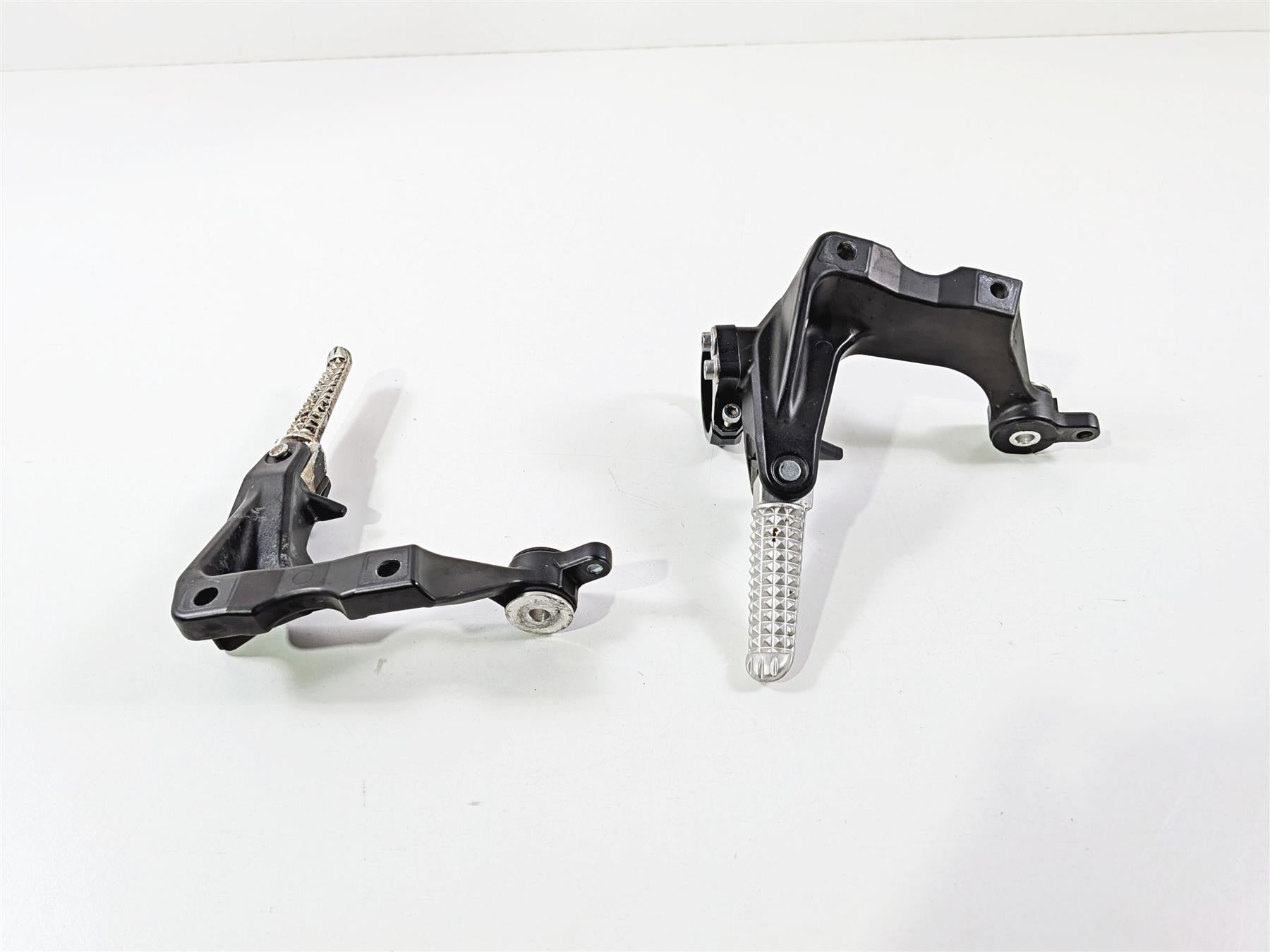 2009 Yamaha VMX17 V-Max 1700 Rear Passenger Footpeg Set - Read 2S3-27430-00-00-Mototech271