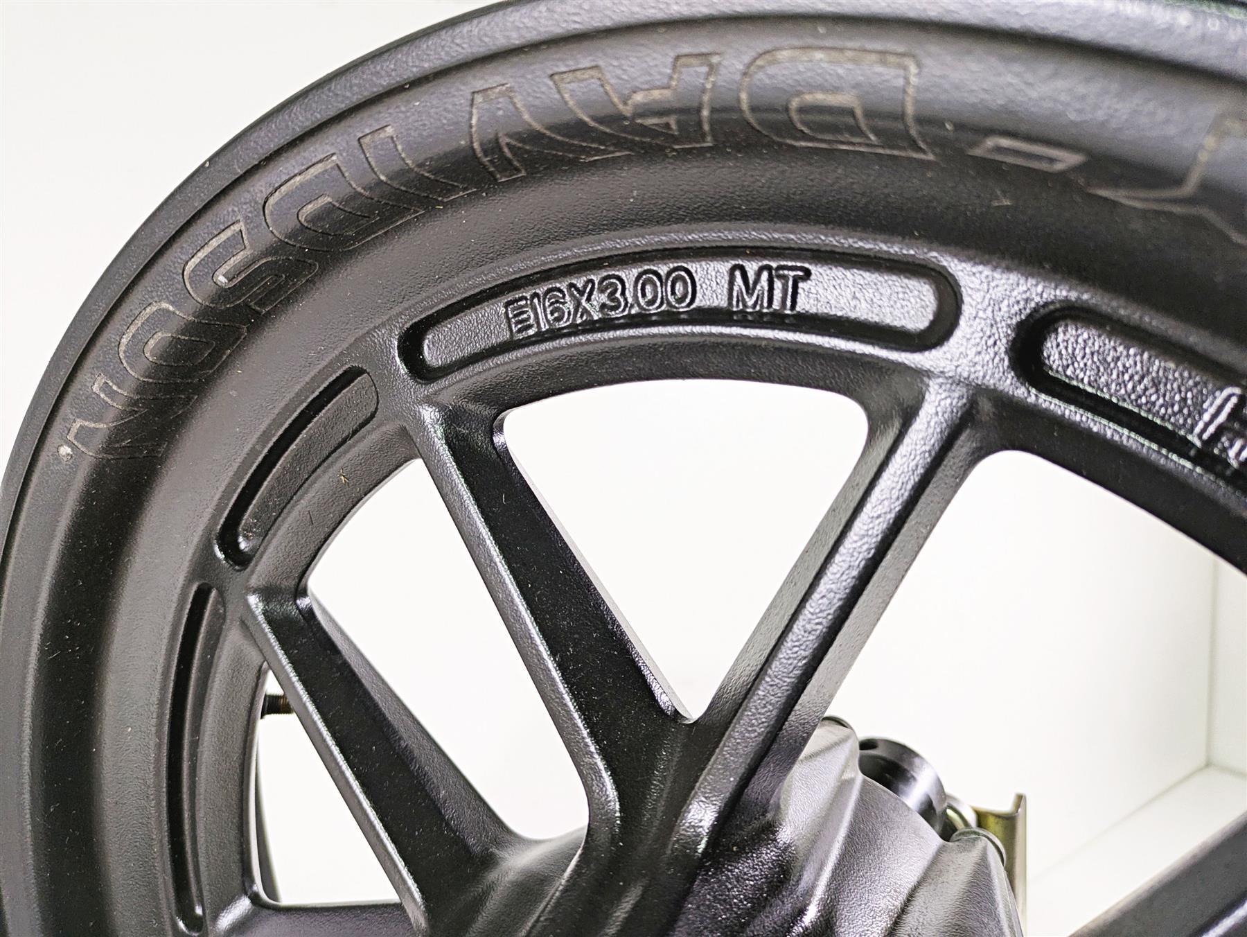 2018 Harley Softail FXFBS Fat Bob Straight 16x3 Front Wheel Rim 43300428 {{ shop.shopifyCountryName }} - Mototech271