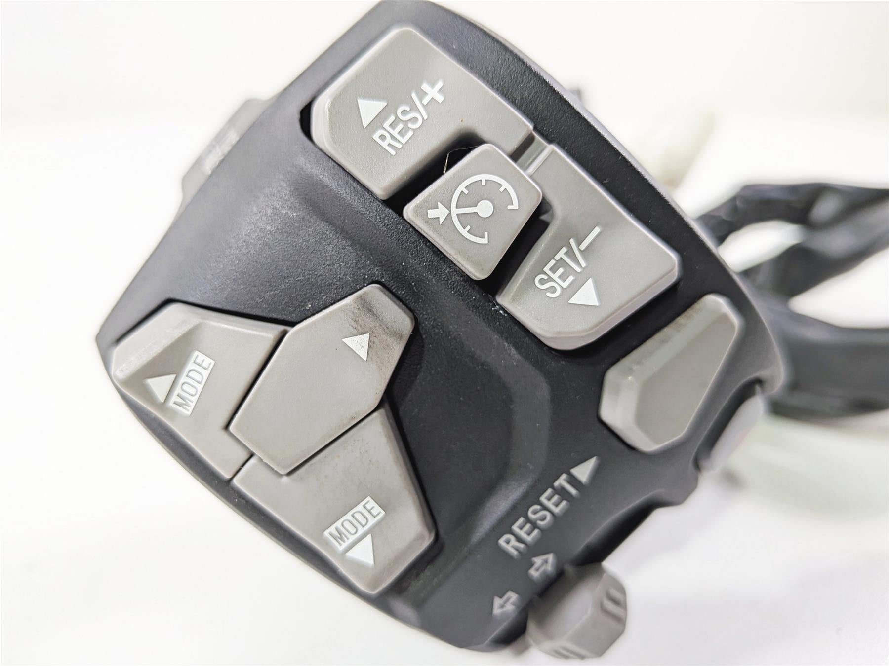 2022 Kawasaki ZX10R ZX1000 Ninja Left Hand Light Control Switch 46091-0576 {{ shop.shopifyCountryName }} - Mototech271