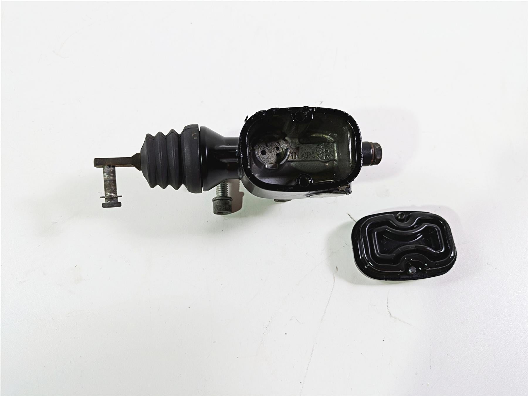 2010 Harley Touring FLHTK Electra Glide Rear Brake Master Cylinder 41763-08C {{ shop.shopifyCountryName }} - Mototech271