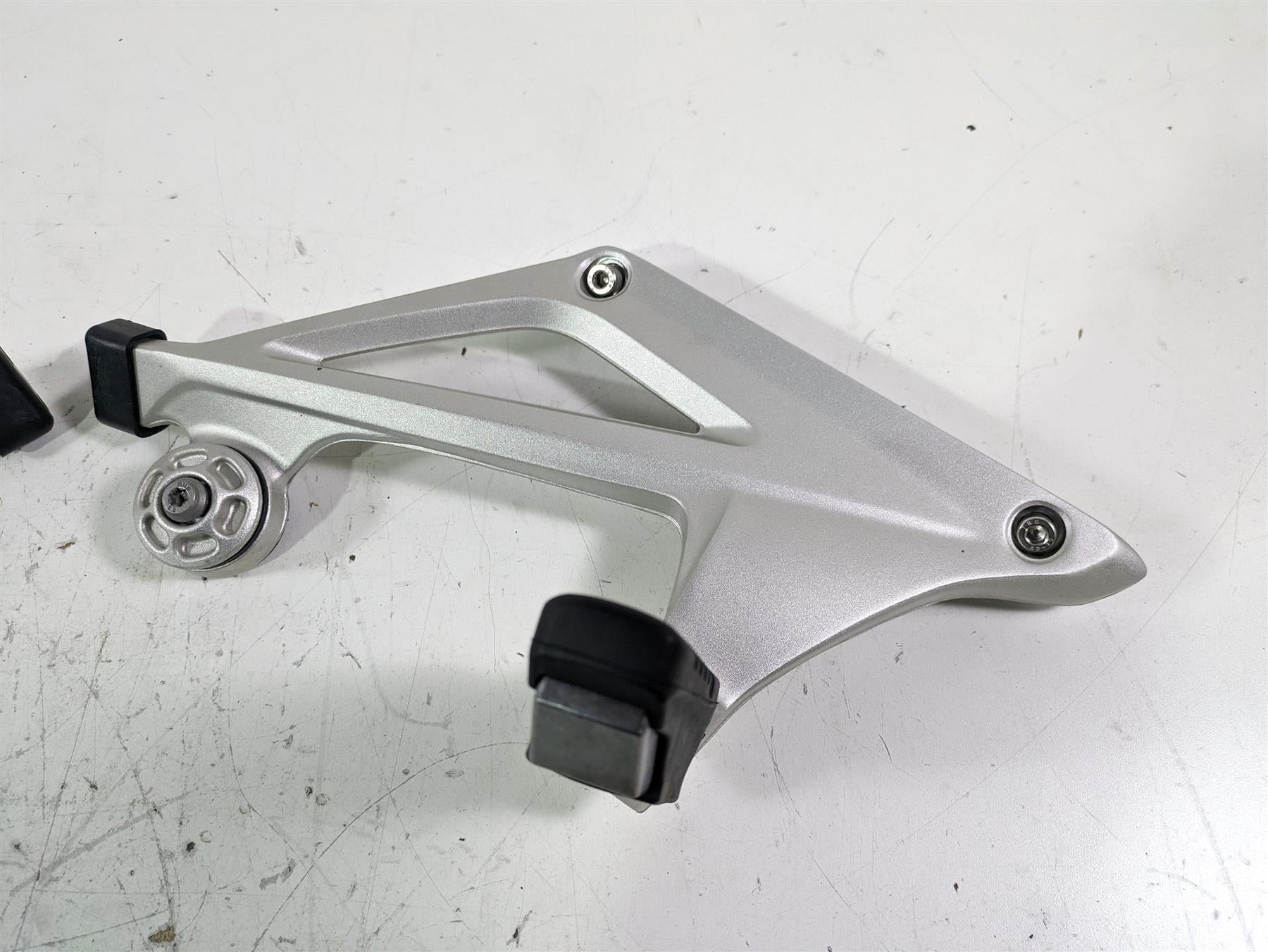2022 BMW R1250 RT K052 Rear Passenger Foot Peg Rest Set 46718534789 46718534790 {{ shop.shopifyCountryName }} - Mototech271