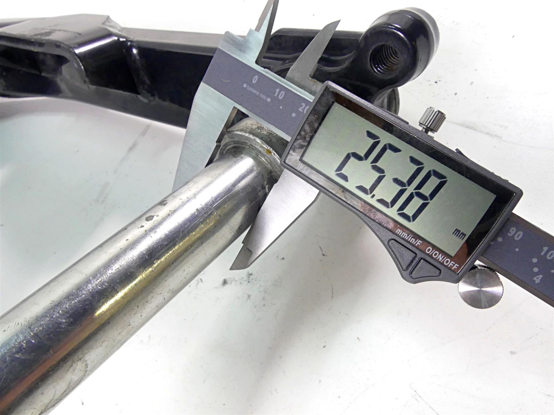 2004 Harley Touring FLHTCUI Electra Glide Swingarm Swing Arm 1" Axle 47549-02A {{ shop.shopifyCountryName }} - Mototech271
