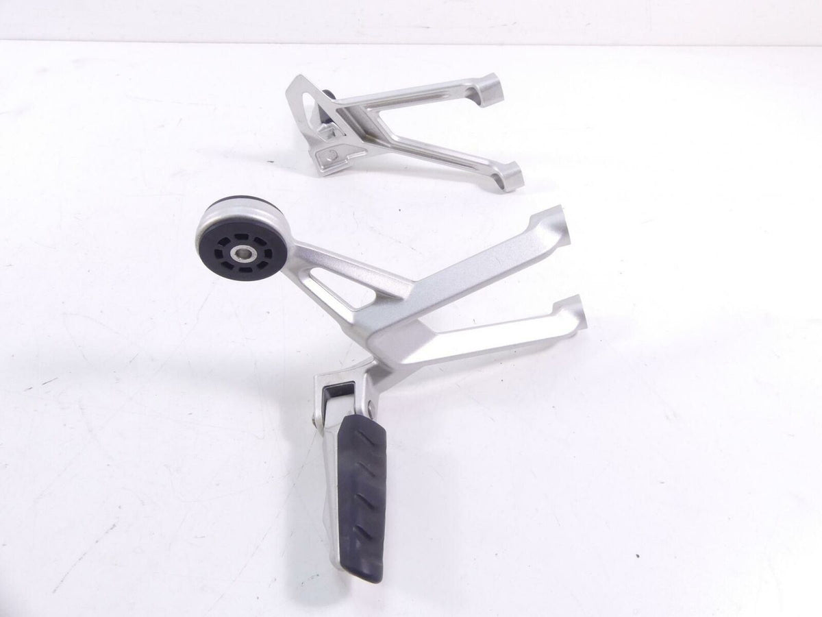 2016 BMW R1200R K53 Passenger Footpeg Foot Peg Set 46718540798 46718540799 {{ shop.shopifyCountryName }} - Mototech271