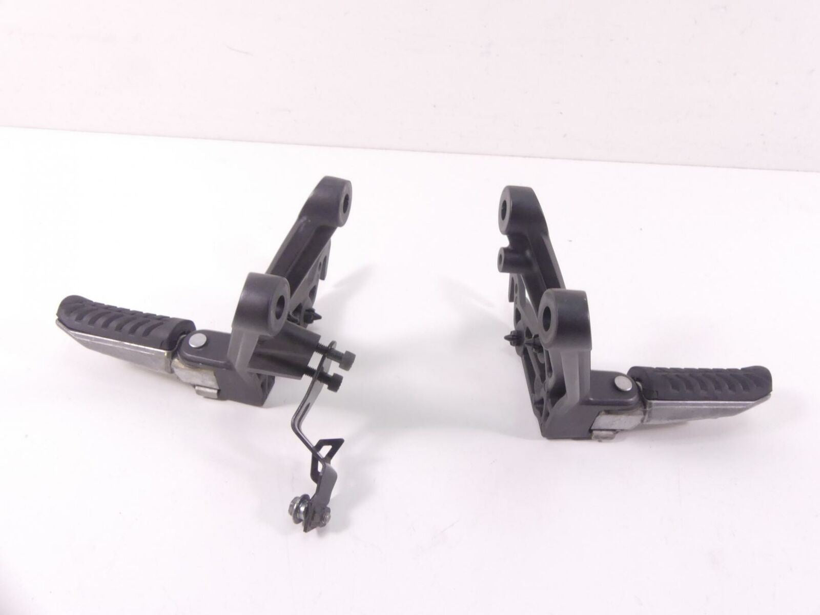 2018 Kawasaki Ninja H2 ZX1002 SX SE Rear Passenger Footpeg Peg Set 35063-1420-46