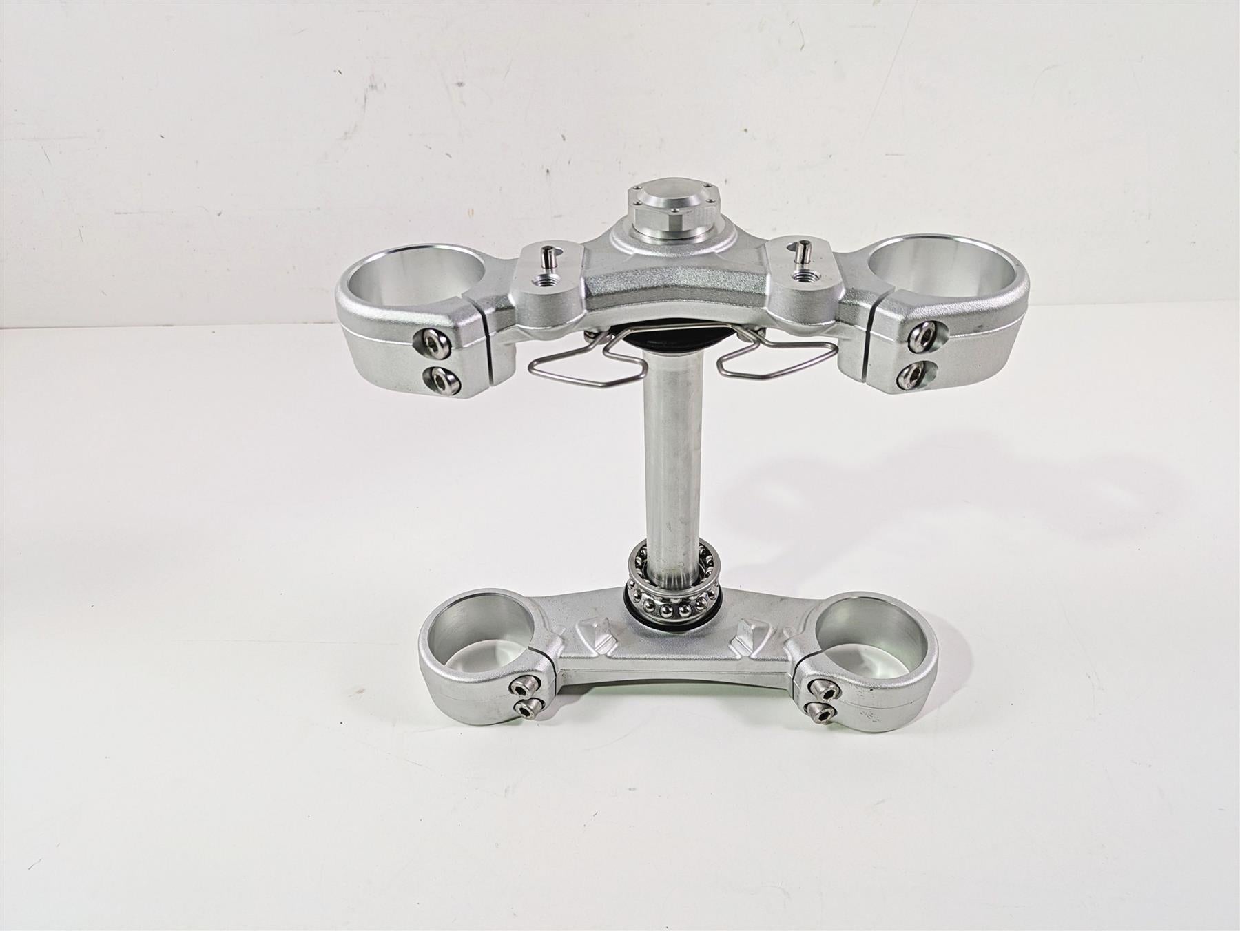 2024 Triumph Tiger 900 GT Lower Upper Triple Tree Steering Clamp Stem T2042968 {{ shop.shopifyCountryName }} - Mototech271