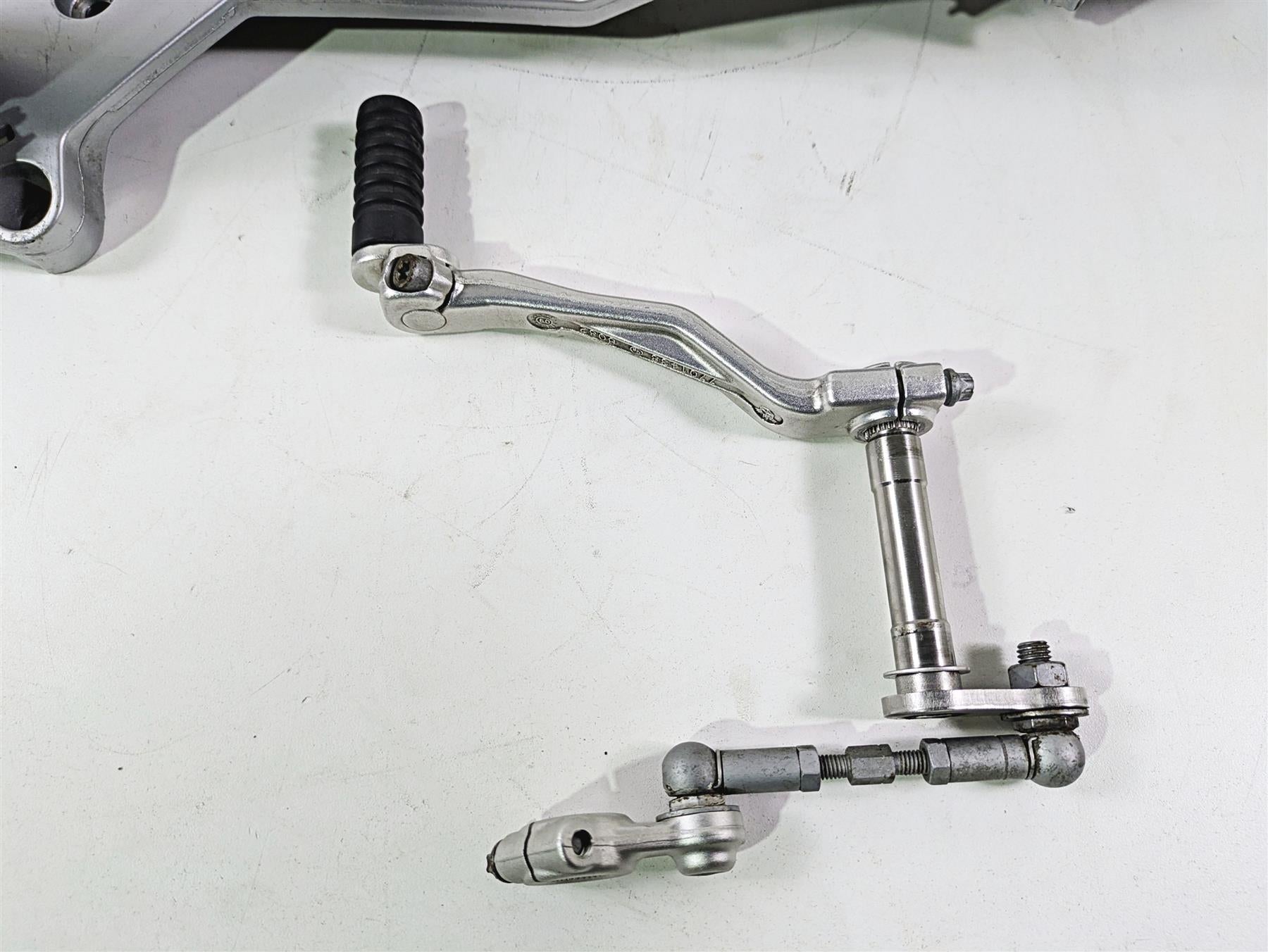 2010 BMW R1200RT K26 Left Foot Peg Bracket & Shifter Shift Lever 46717675289 {{ shop.shopifyCountryName }} - Mototech271