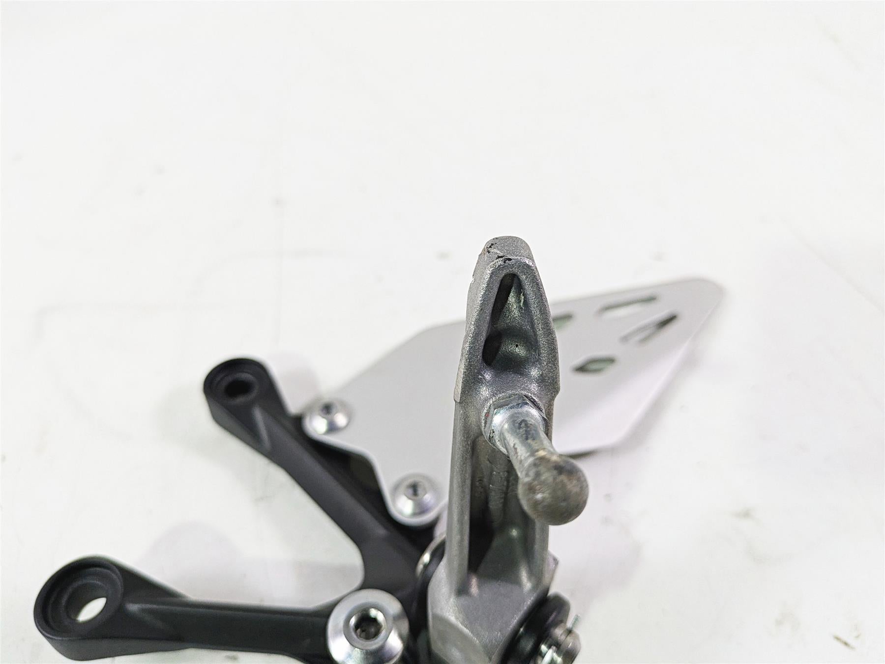 2024 Kawasaki ZX6R ZX636 Ninja Left Foot Peg + Mount & Guard 35063-0160-18R {{ shop.shopifyCountryName }} - Mototech271