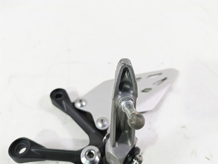 2024 Kawasaki ZX6R ZX636 Ninja Left Foot Peg + Mount & Guard 35063-0160-18R {{ shop.shopifyCountryName }} - Mototech271