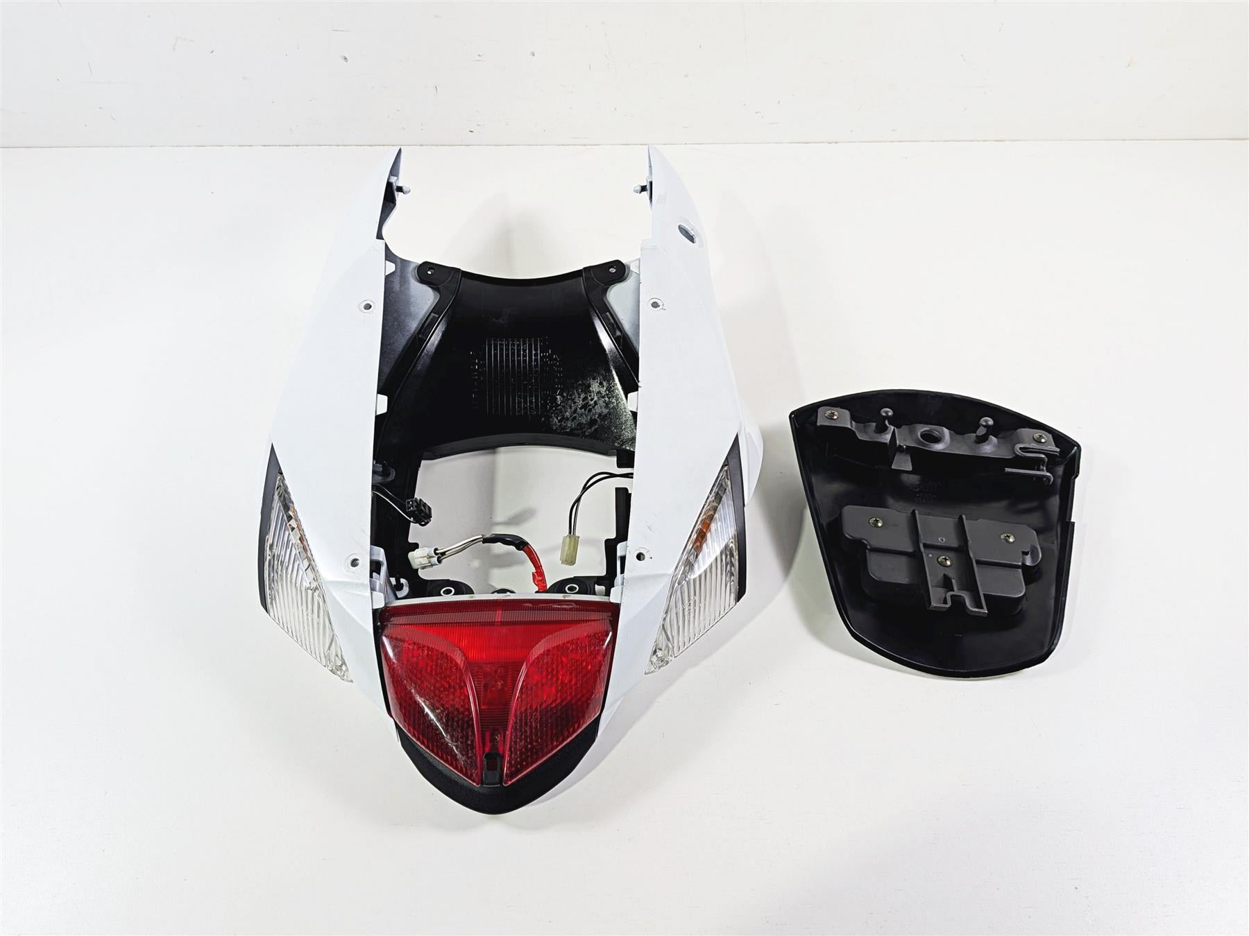 2024 Suzuki GSXR600 Full Tail Fairing Taillight Blinker 47100-14J10 47200-14J10 {{ shop.shopifyCountryName }} - Mototech271