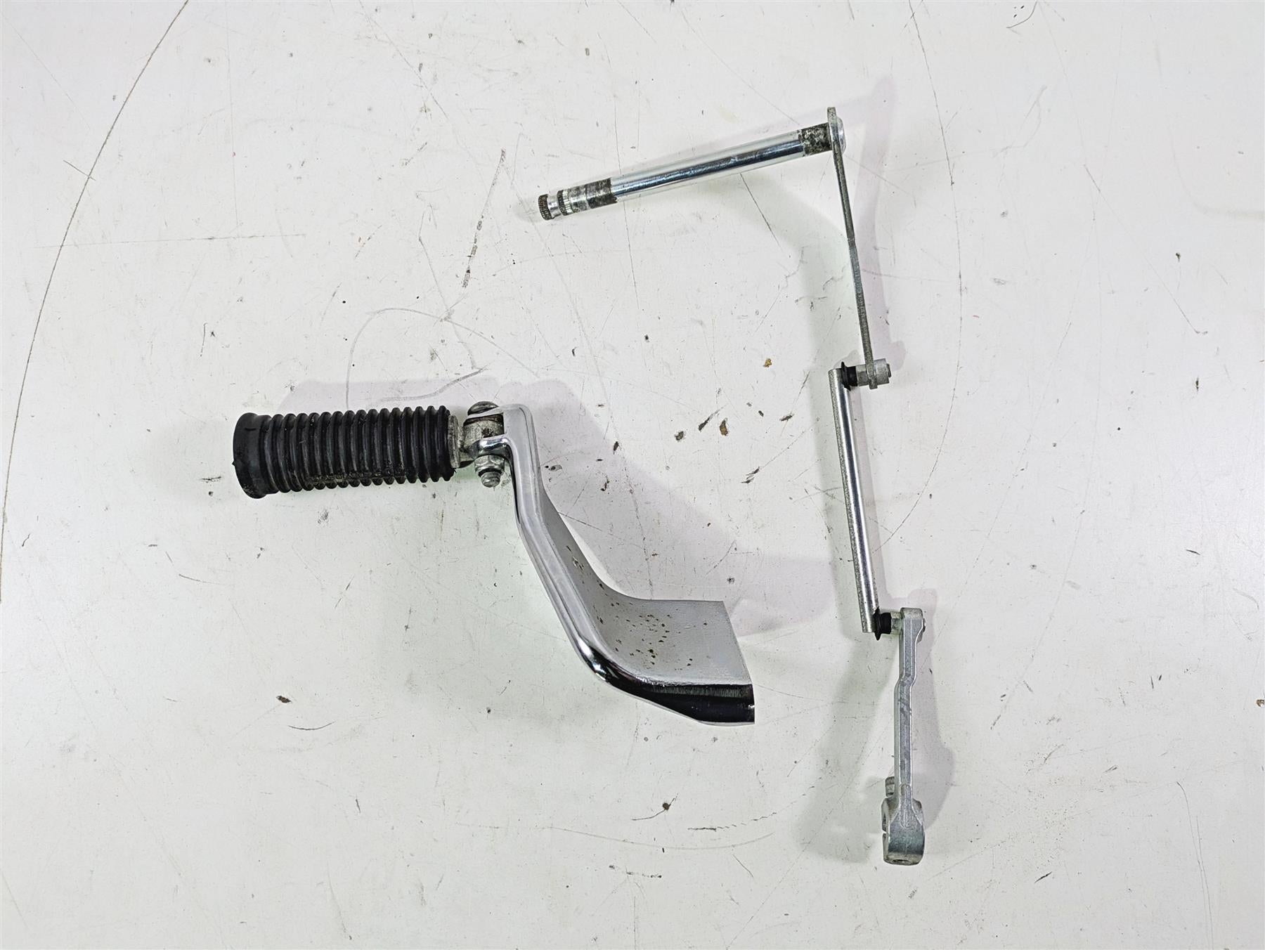 2015 Harley FXDL Dyna Low Rider Left Front Mid Footpeg & Shifter Linkage 50500279 {{ shop.shopifyCountryName }} - Mototech271