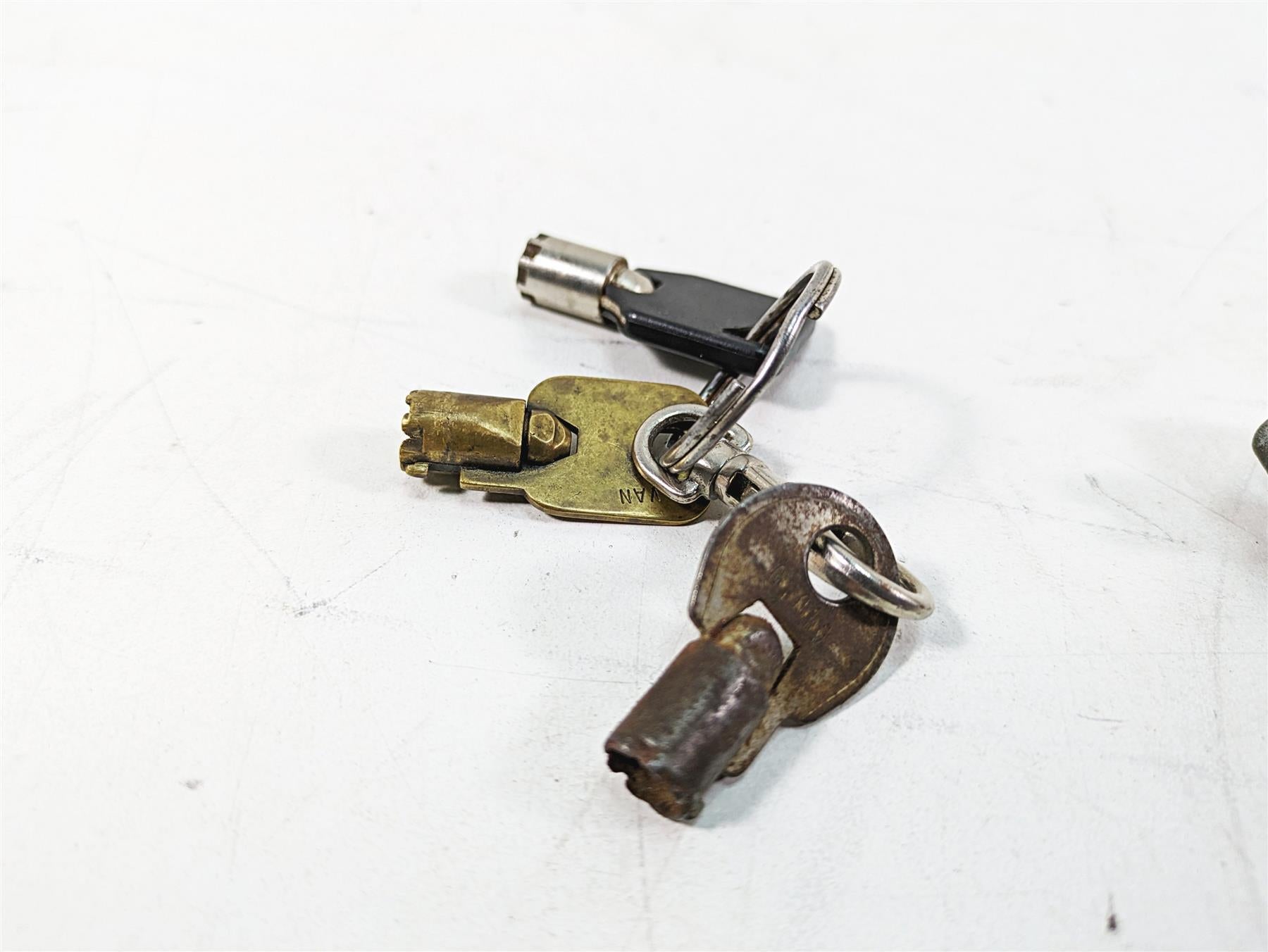 1999 Harley Touring FLHTC Electra Glide Tank Lid Bag Locks & 3 Keys 61029-92A {{ shop.shopifyCountryName }} - Mototech271