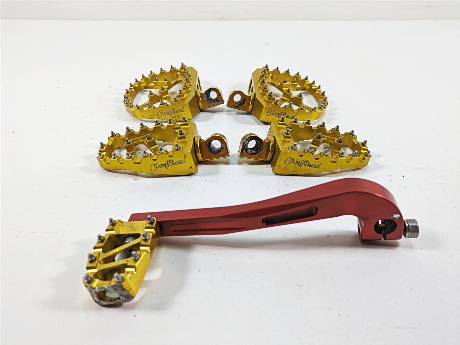 2009 Harley FXDC Dyna Super Glide Custom Crossthread Gold Footpegs DP-001-UP-008 {{ shop.shopifyCountryName }} - Mototech271