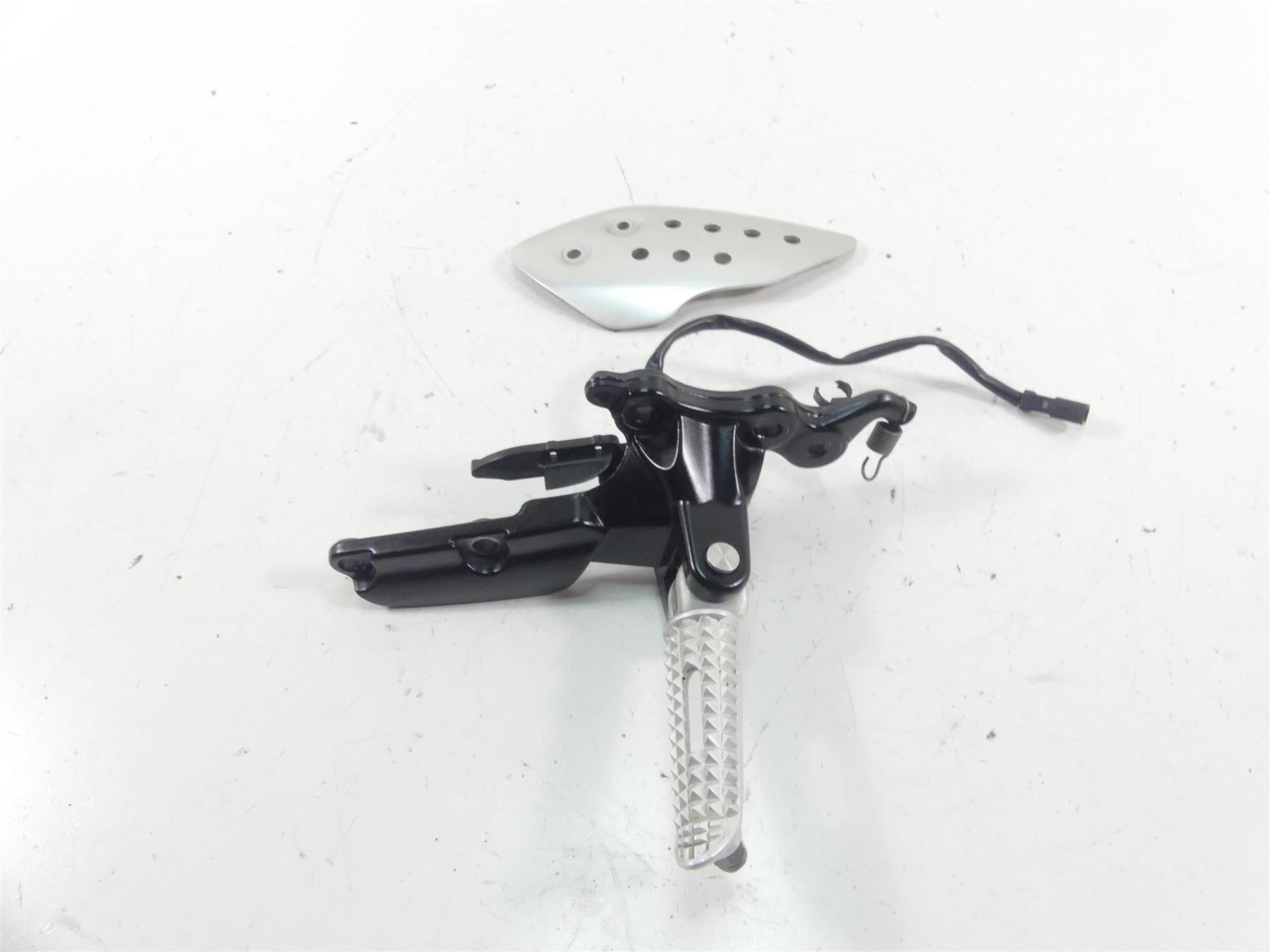2017 Triumph Thruxton 1200 R Right Front Footpeg Foot Peg + Bracket T2081084 {{ shop.shopifyCountryName }} - Mototech271