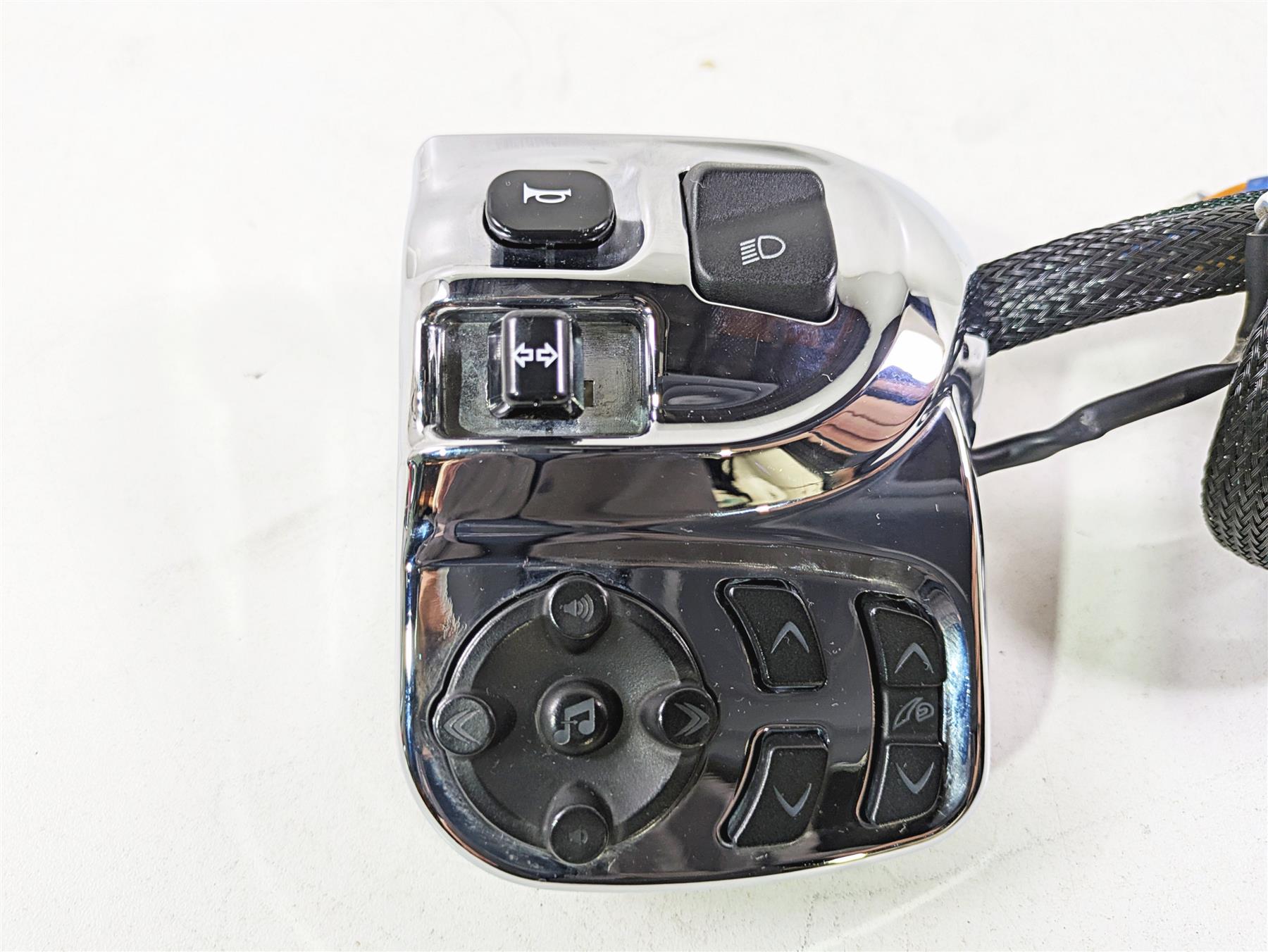 2017 Indian Chieftain Limited Chrome Left Hand Control Switch Audio 4015197 {{ shop.shopifyCountryName }} - Mototech271