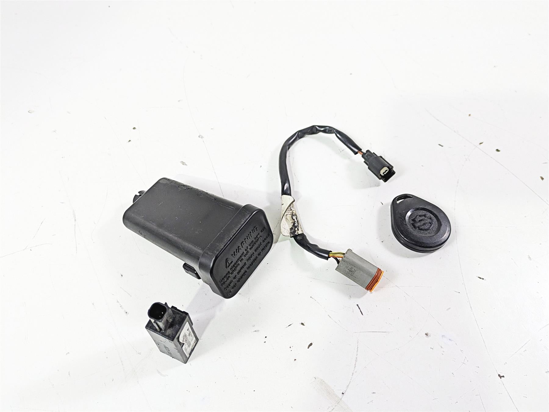 2007 Harley Touring FLHTCU SE CVO E-Glide Tssm Turn Signal Module & Fob 68924-07 {{ shop.shopifyCountryName }} - Mototech271